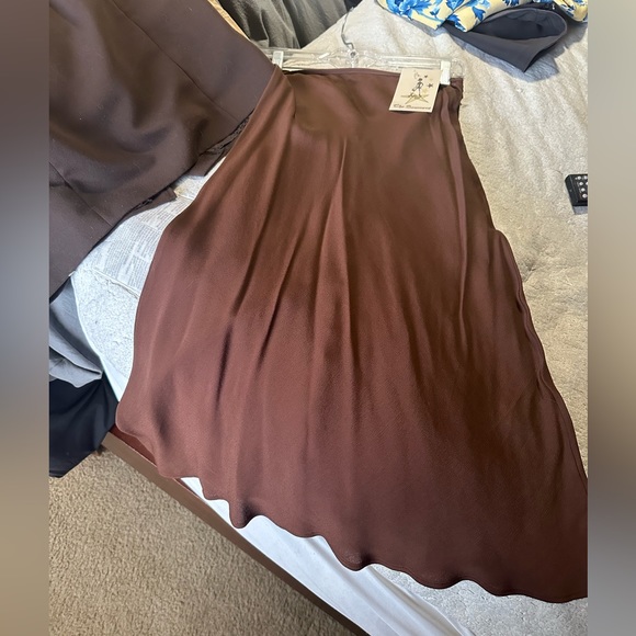 Adorable chocolate skirt flowing with a flair bottom - Picture 4 of 5